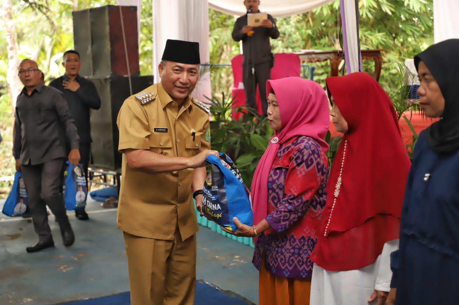  Karang Taruna  Berikan Bantuan 50 Paket Sembako