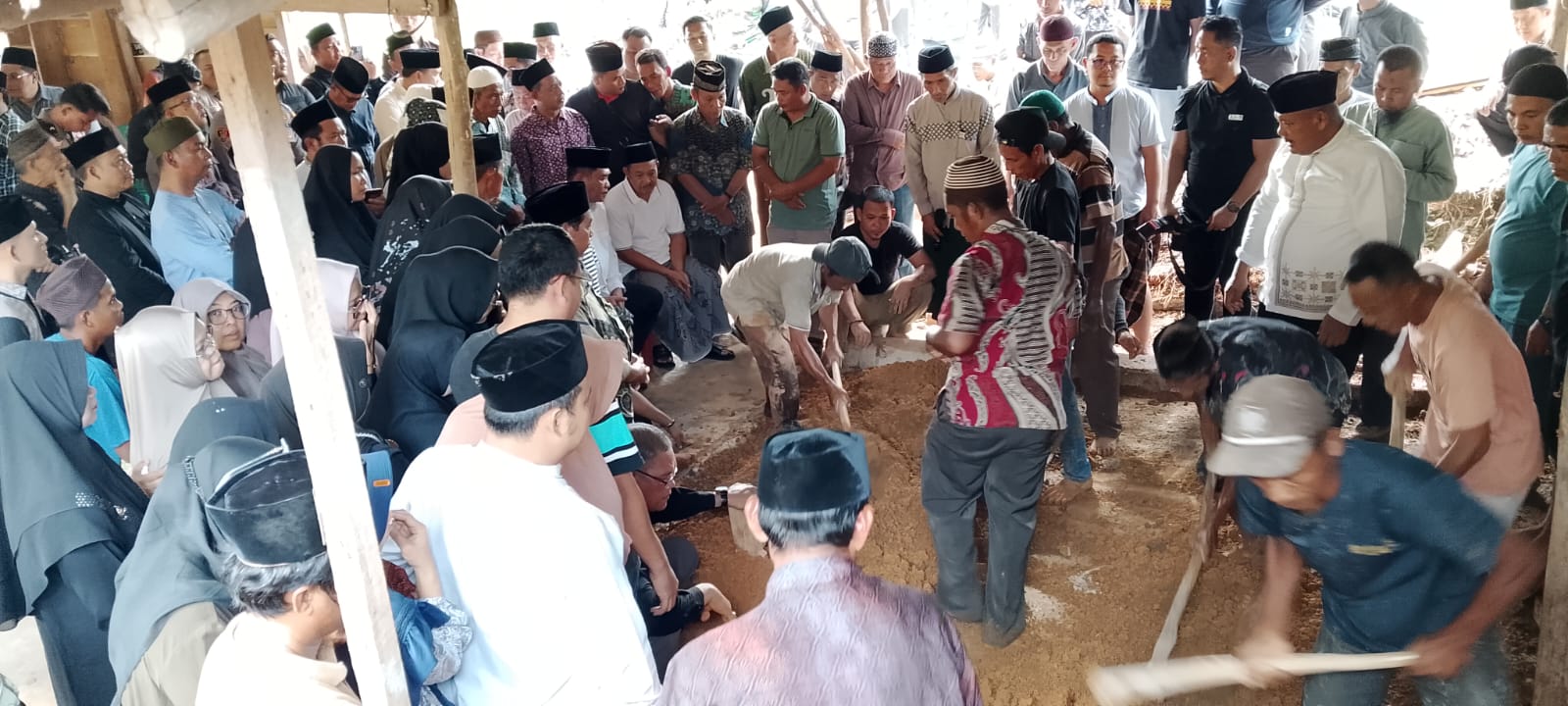 Istri Wakil Bupati Kyai Rohman Wafat, Ribuan Warga Iringi Pemakaman Penuh Haru