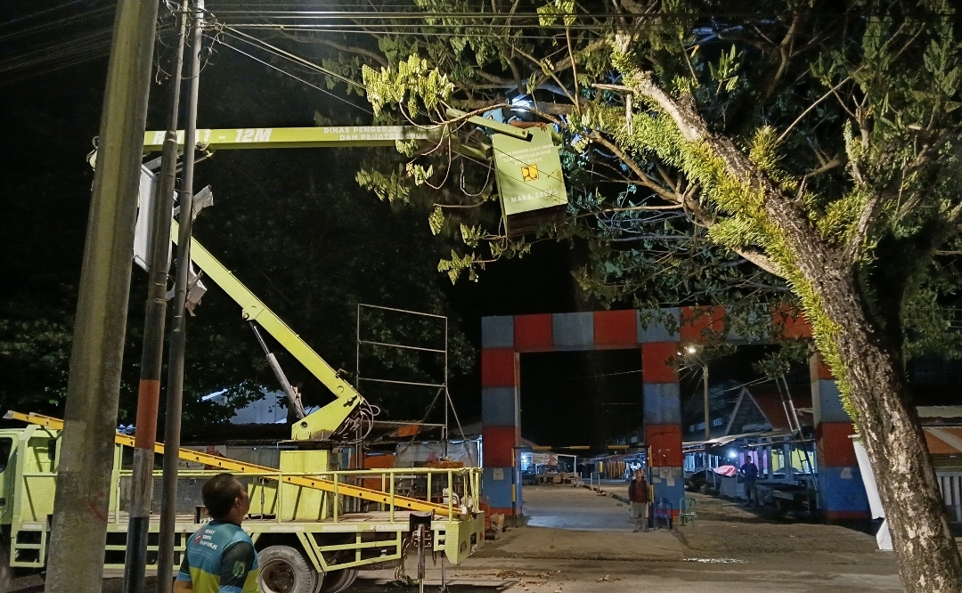 Cegah Hal Tidak Diinginkan, BPBD Muba Pangkas Pohon Rawan Tumbang