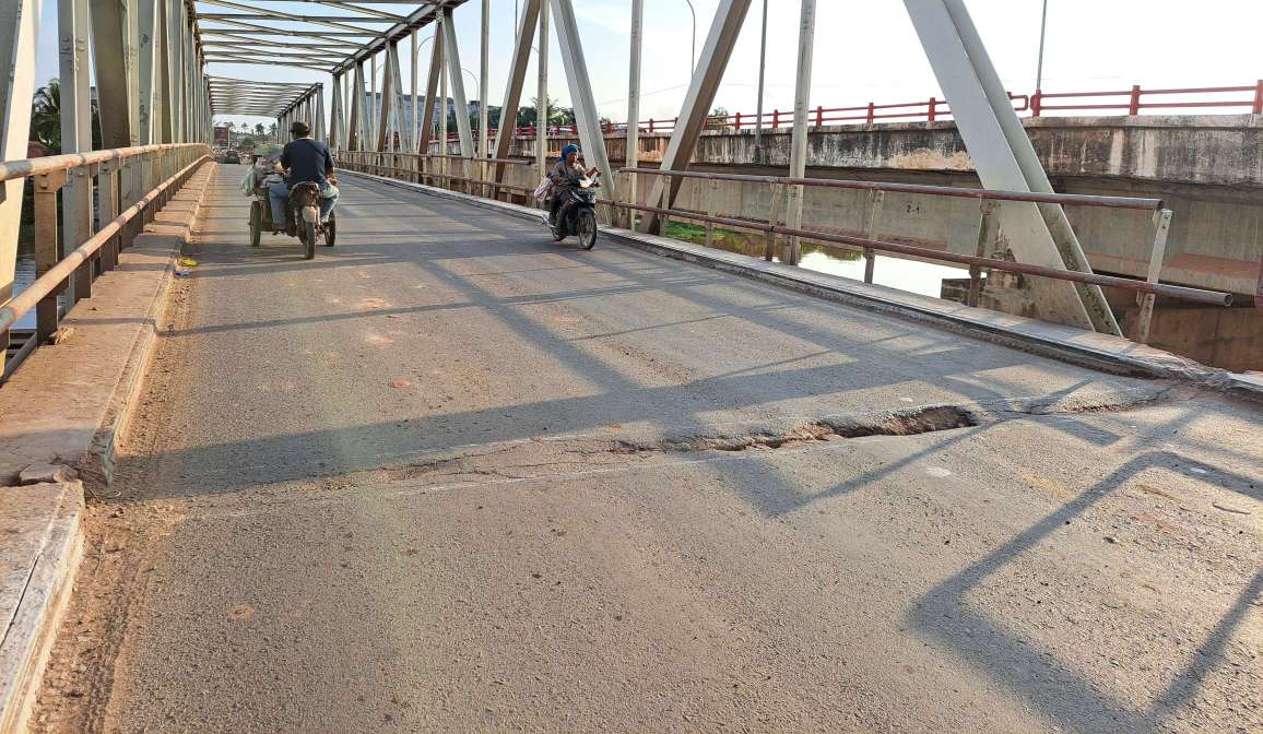Perbaikan Jembatan Baru Sungai Lilin Belum Selesai, Jembatan Lama Mulai Muncul Lobang