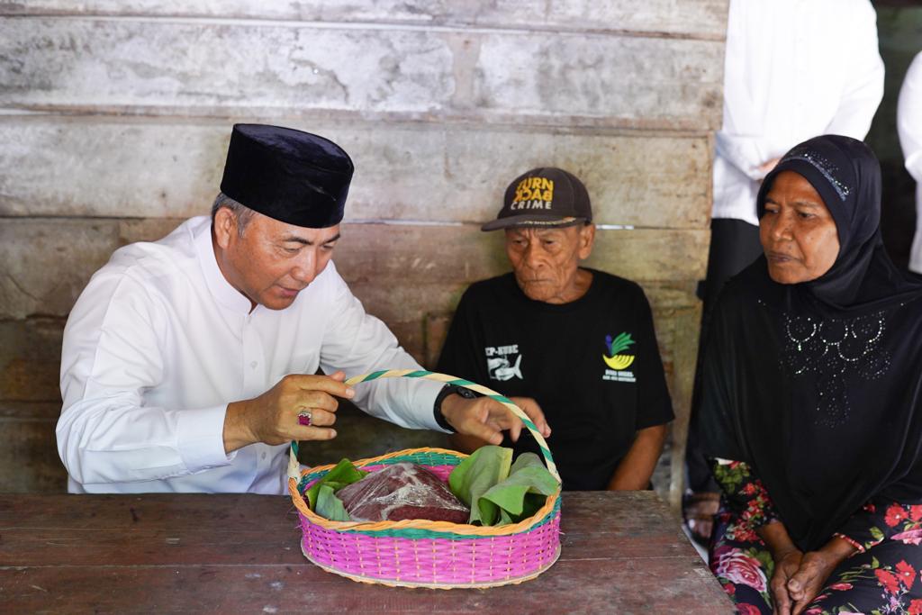 Sowan ke Warga, Pj Bupati Apriyadi Door to door Bagikan Daging Kurban