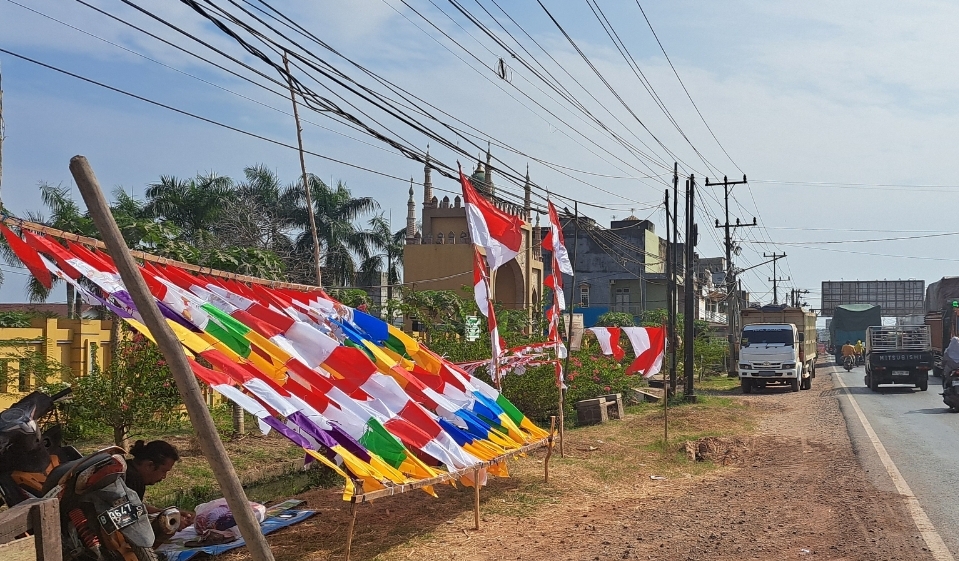 Jelang Bulan Agustus, Pedagang Bendera Mulai Bermunculan di Sungai Lilin