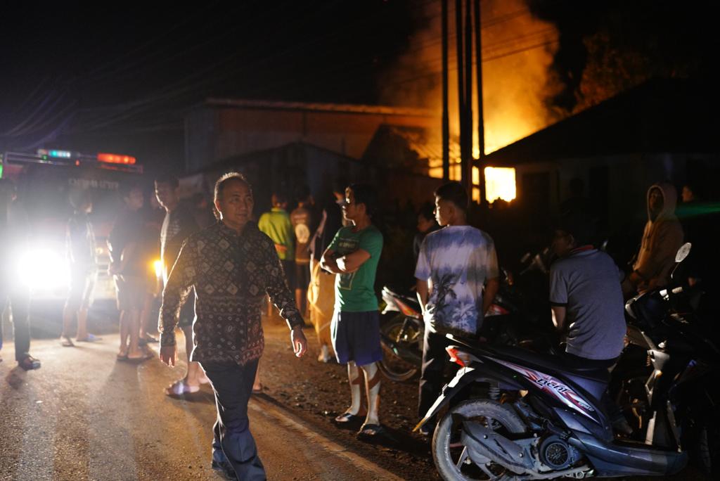 Turun dari Mobil, Pj Bupati Apriyadi Tinjau Kebakaran di Sungai Lilin