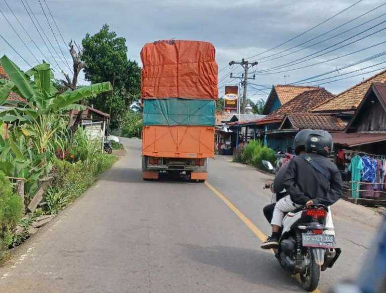 Masih Ada Saja Angkutan ODOL Melintas di Jalinteng Musi Banyuasin, Dikeluhkan Pengendara Lain