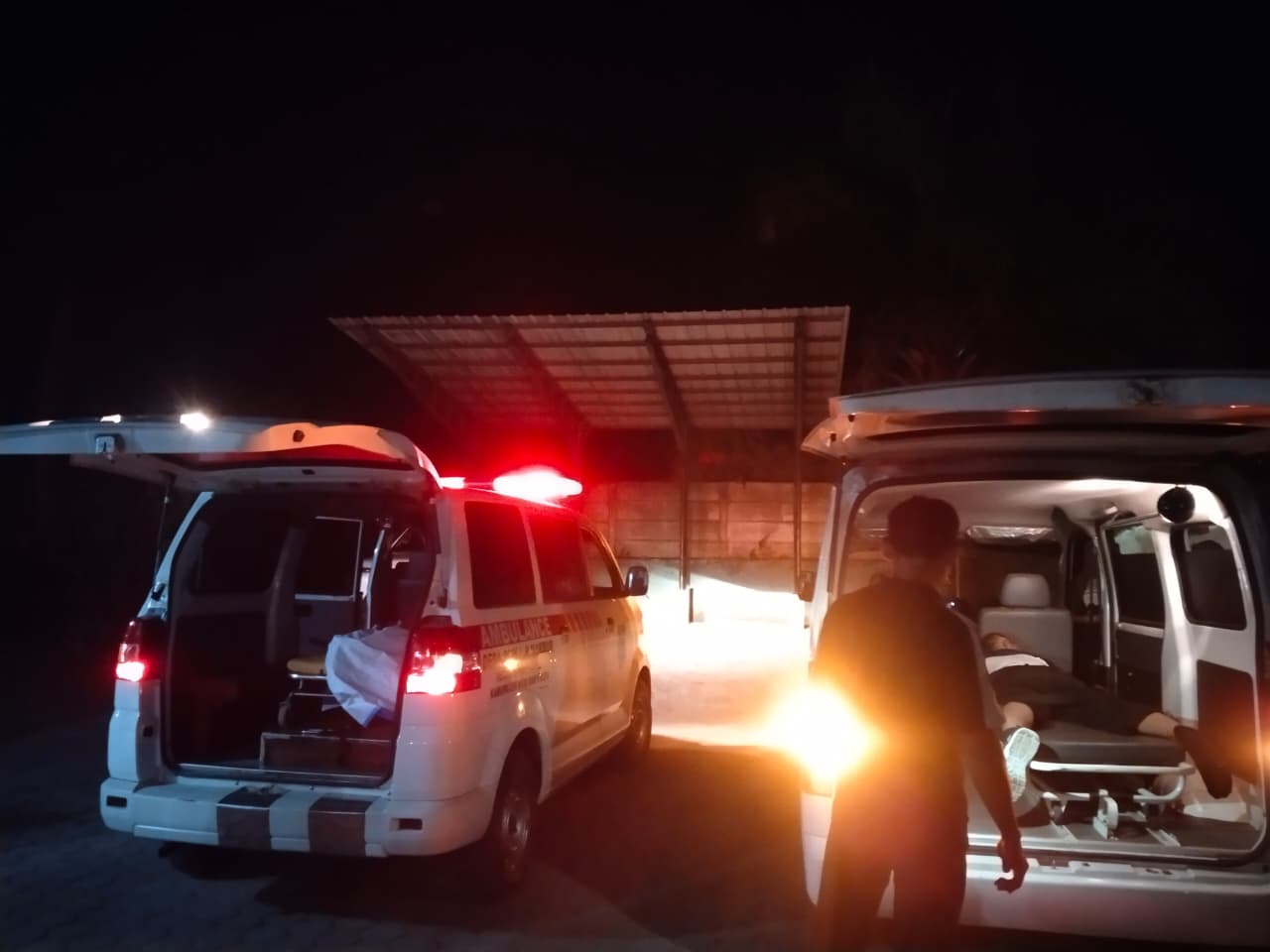 Desa Berlian Makmur Kerahkan 2 Ambulans Evakuasi Korban Kecelakaan Bus Jemaah Umroh di Jalintim Muba