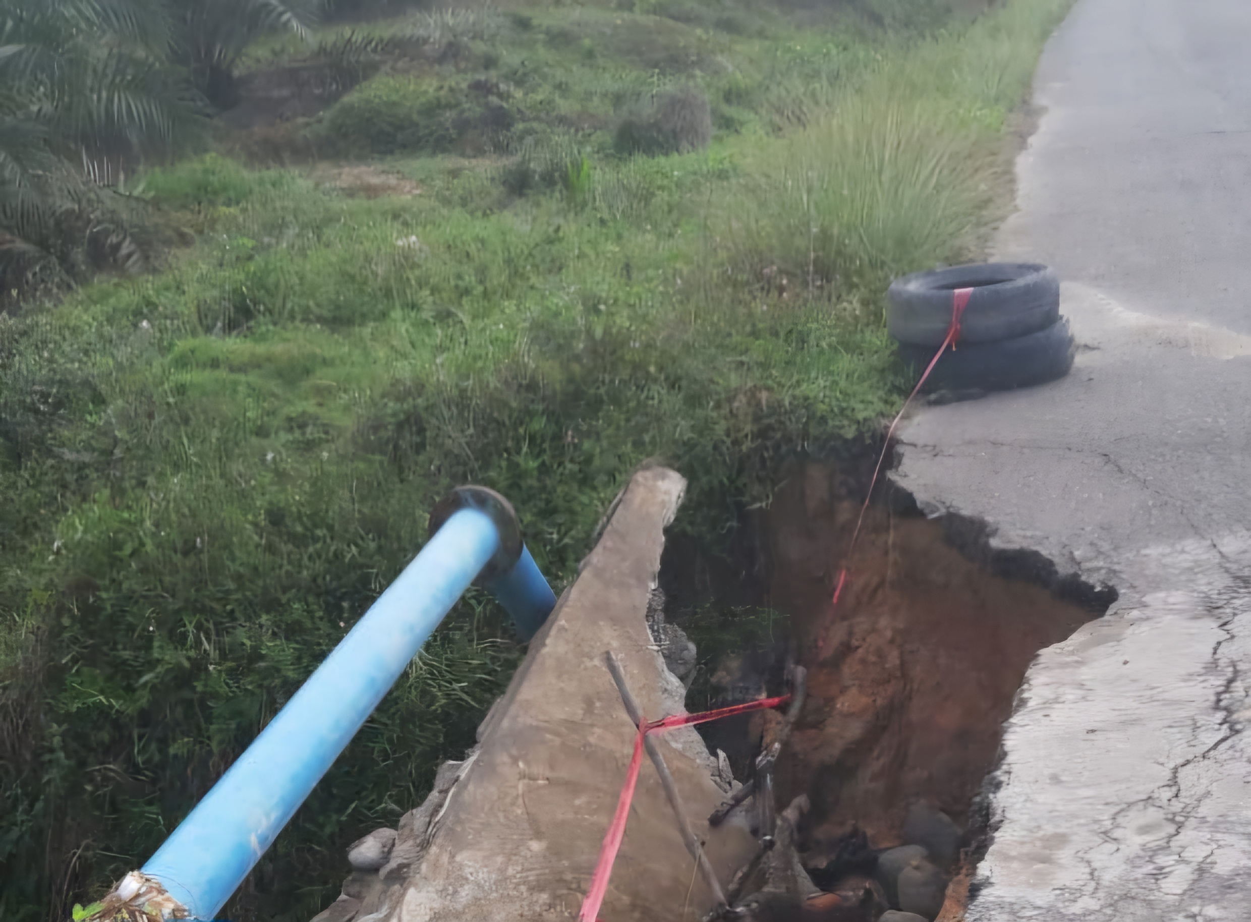 Jalan Poros Plakat Tinggi Amblas, Warga Merasa Khawatir