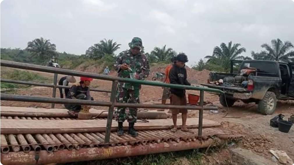 Babinsa Koramil Babat Toman Gotong Royong Perbaiki Jembatan Rusak