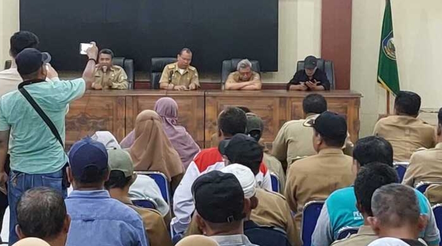 Kades dan Perangkat Desa di OKU Datangi Rumah Dinas Bupati, Keluhkan Soal Pencairan Gaji