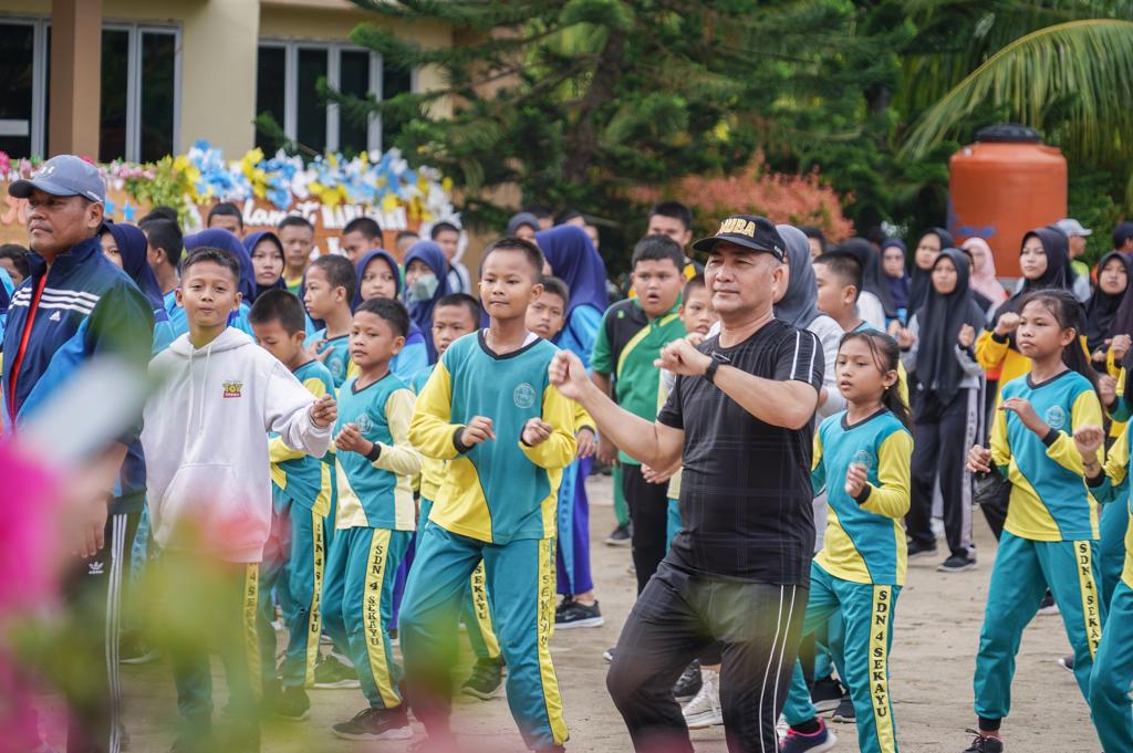 Peringati Hari Guru Nasional, Pj Bupati Muba Jalan Santai dan Senam Pagi Bareng Pelajar di SMANSA Sekayu