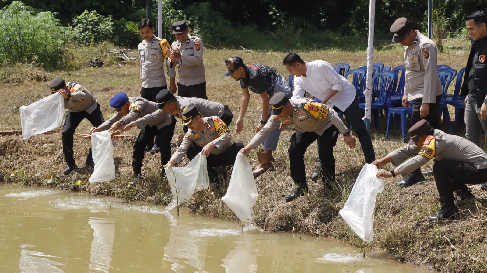 Polres Muba Tebar Indukan Ikan dan Tanam Ubi, Dukung Program Asta Citra Presiden RI