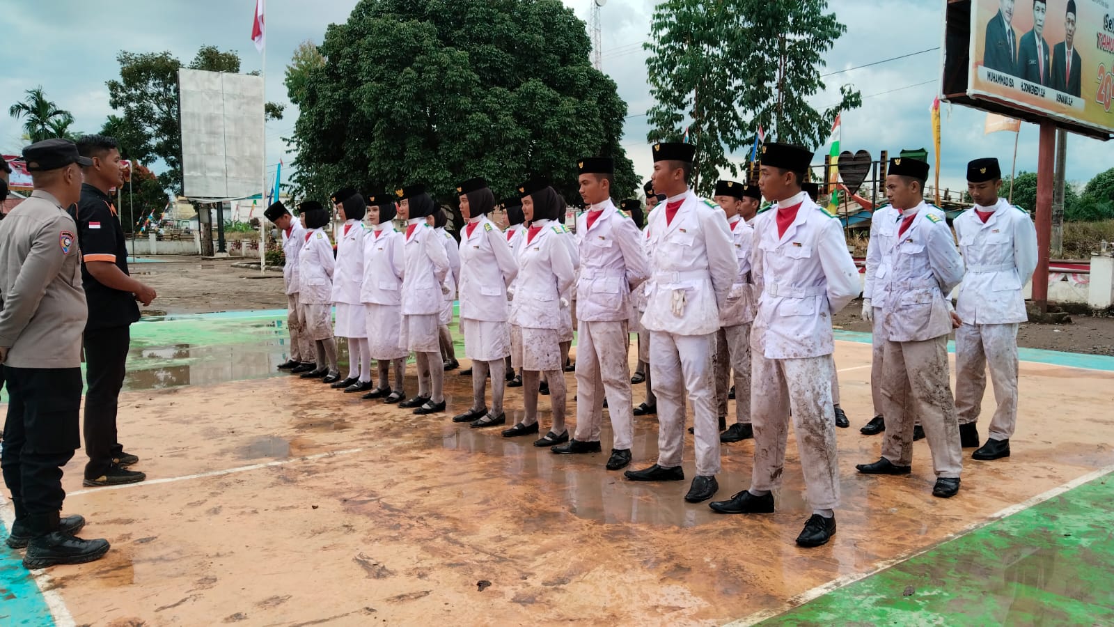 Hujan Deras Tak Surutkan Semangat, Upacara Penurunan Bendera di Lalan Tetap Khidmat