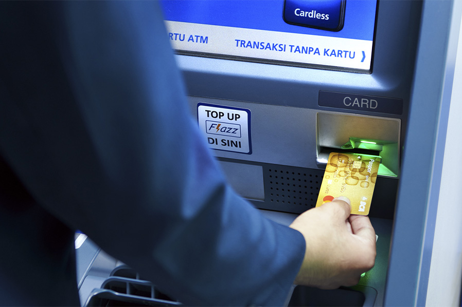 Pernah Mengalami Kartu ATM Tertelan Mesin? Ini Langkah yang Perlu Dilakukan