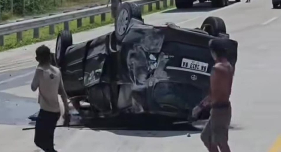 Mobil Inova Terbalik di Tol Bayung Lencir - Tempino, Diduga Akibat Pecah Ban