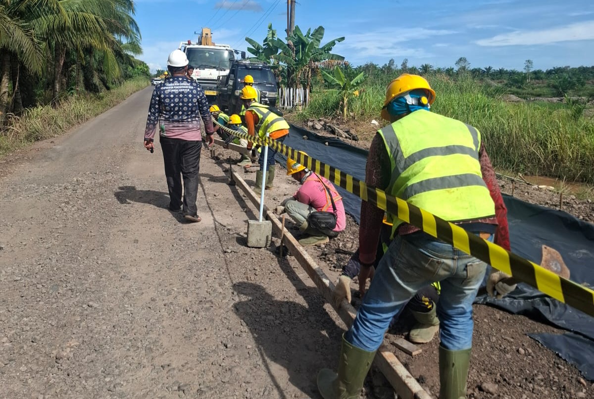 Kerusakan Jalan Keluang–Talang Siku Mulai Diperbaiki HKI, Warga Sambut Baik