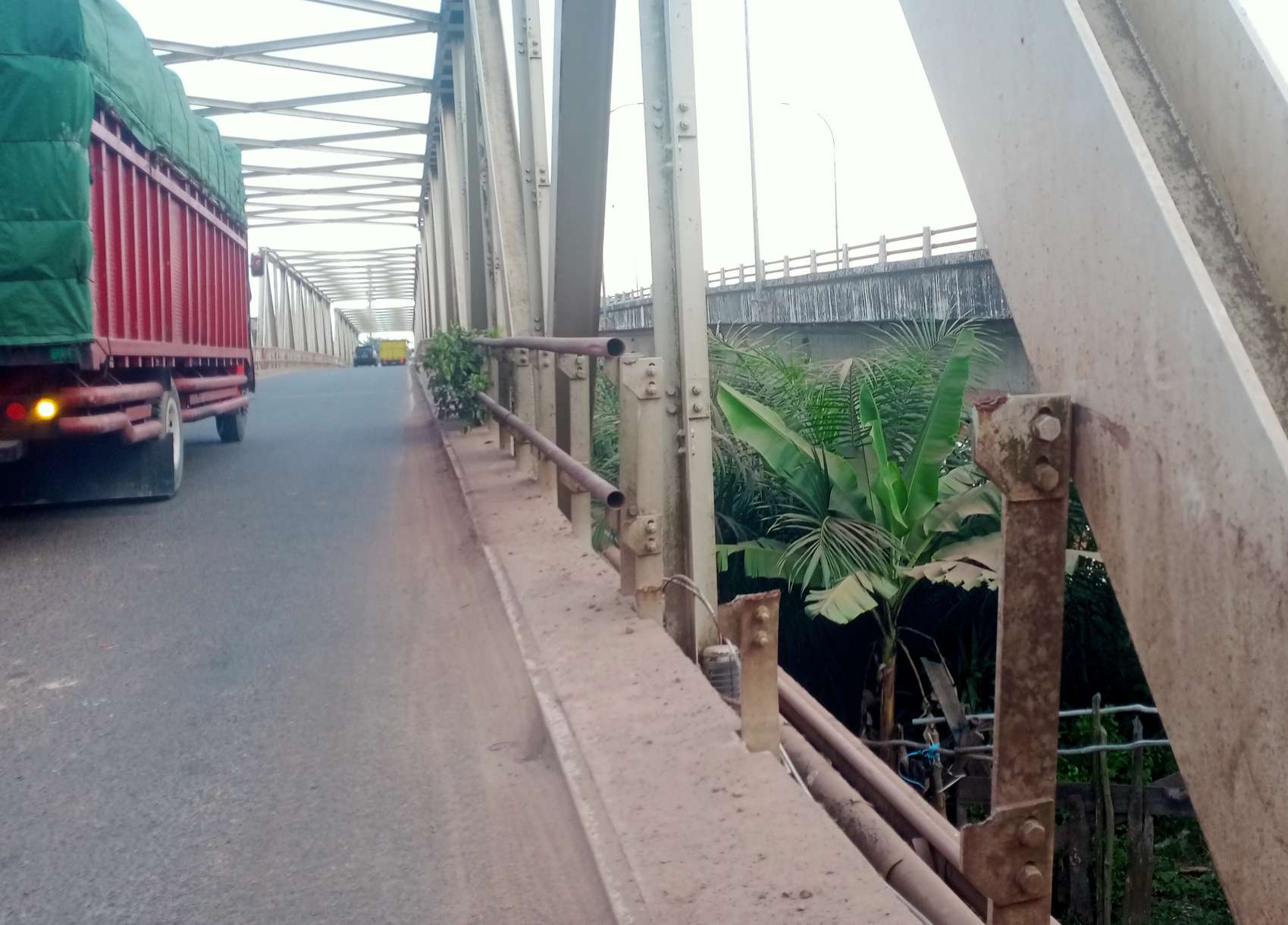 Besi Dinding Jembatan Hilang 