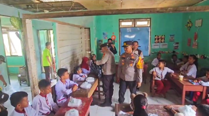 Polsek Lalan Bagikan Makan Siang Bergizi ke Siswa SD N Bumi Agung