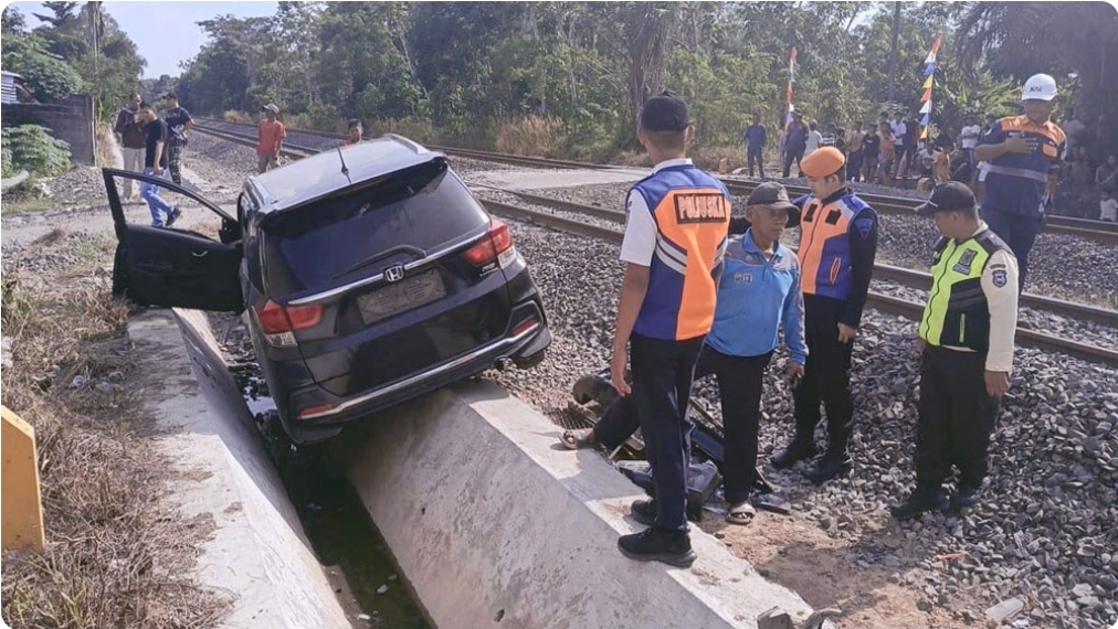 Horror di Rel Sigam, Mobilio Terseret KA Babaranjang, 4 Penumpang Selamat dari Maut