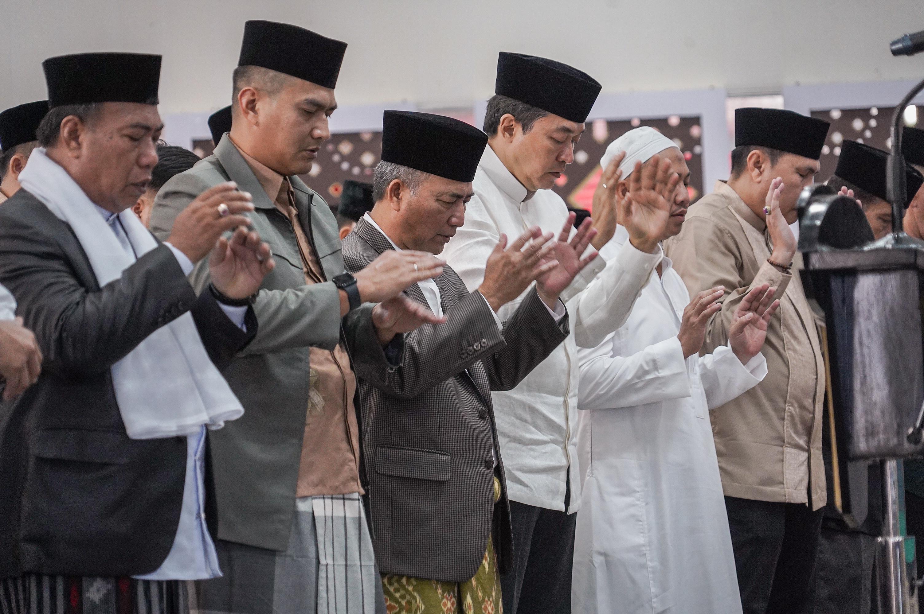 Bareng Keluarga dan Warga Muba, Pj Bupati Apriyadi Salat Id di Rumdin