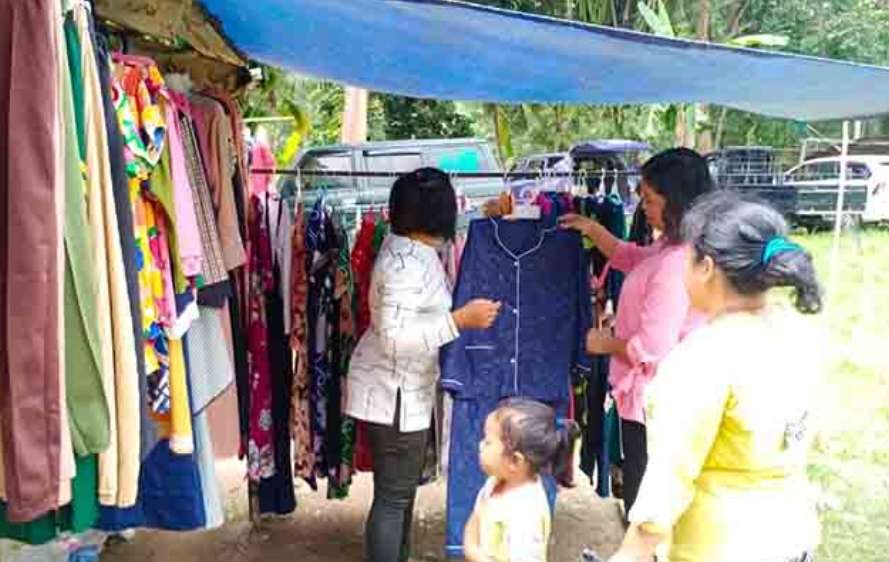 Pedagang Pakaian Di Pasar Kalangan Sanga Desa Menjerit, Penjualan Menurun Drastis