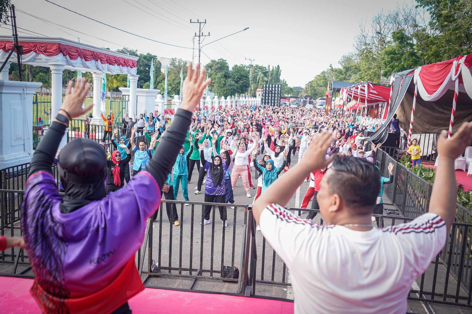 Ketua TP PKK Muba Ajak Warga Hidup Sehat Lewat Senam Massal HUT Muba ke-69