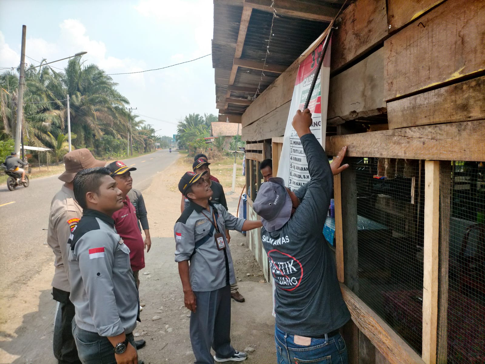 Diduga Langgar Tahapan Pemilu, Panwaslucam Sanga Desa Bongkar Ratusan Alat Peraga Kampanye