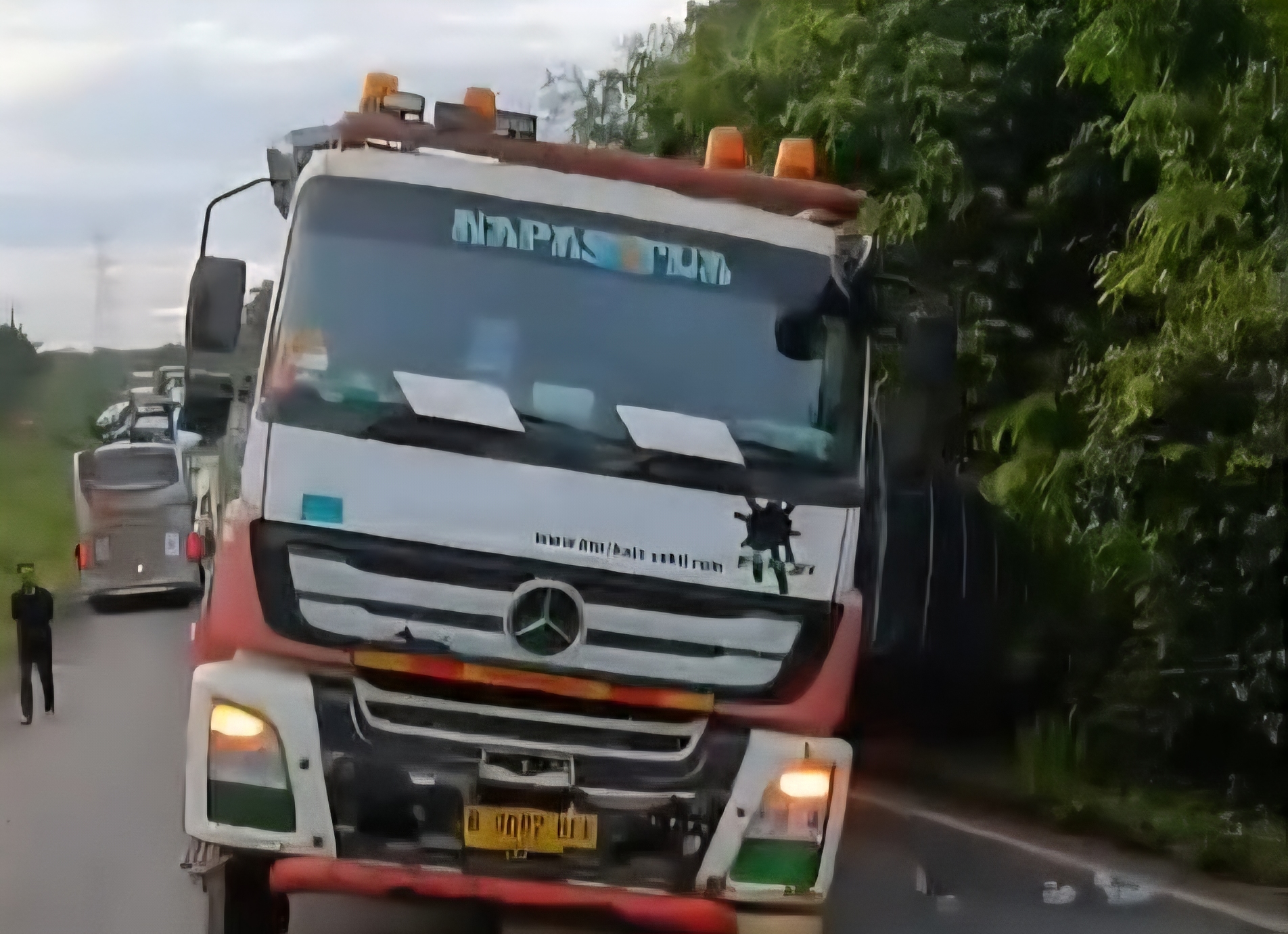 Truk Trailer Terperosok di Jalintim Palembang–Jambi, Kemacetan Mengular 