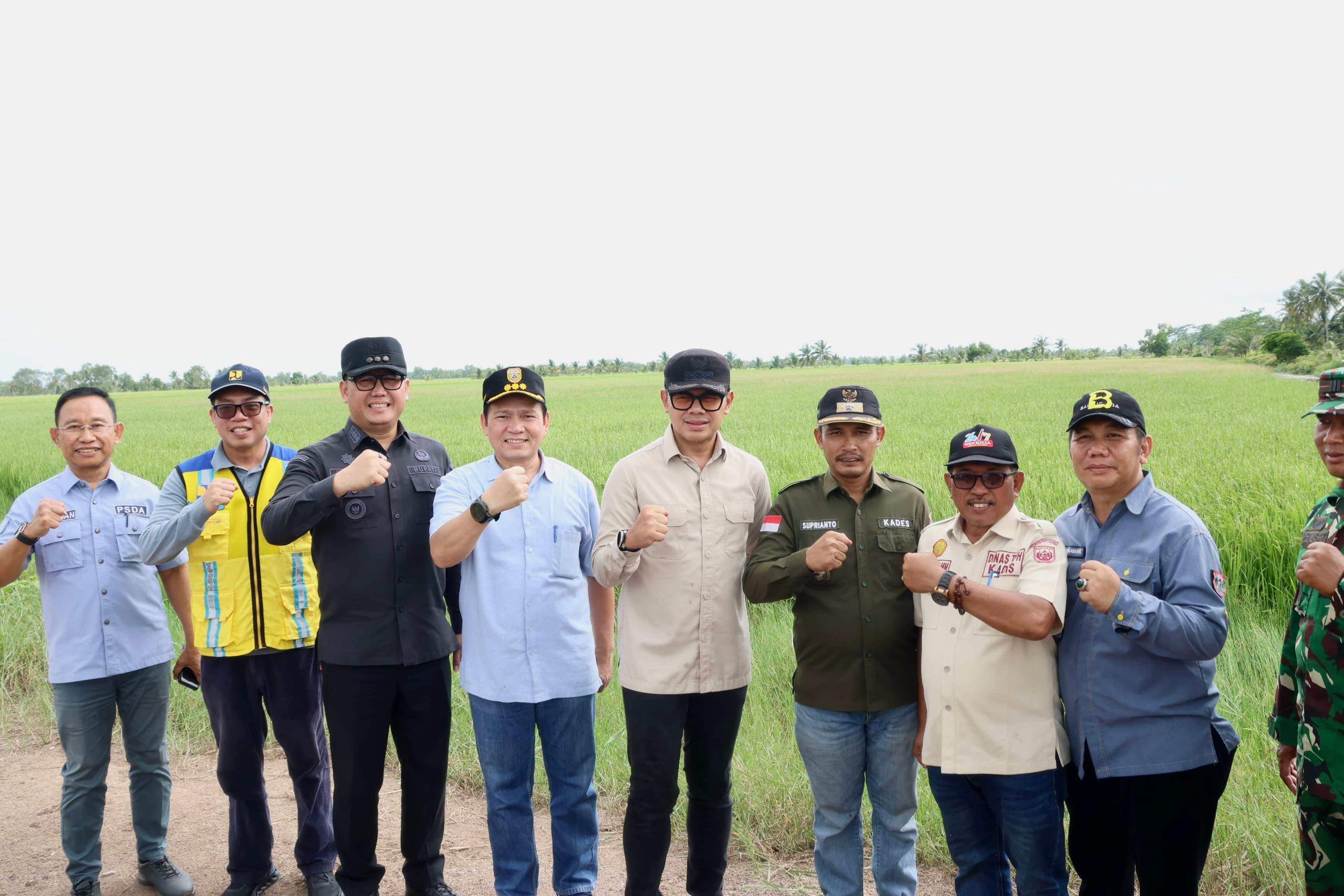 Pj Gubernur Dampingi Wamendagri Tinjau Saluran Irigasi Pertanian Di Kawasan Tanjung Lago Banyuasin