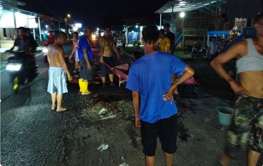 Warga Ngulak 1 Sanga Desa Kompak Tambal Jalan Rusak Jalinteng Demi Keselamatan Pengendara
