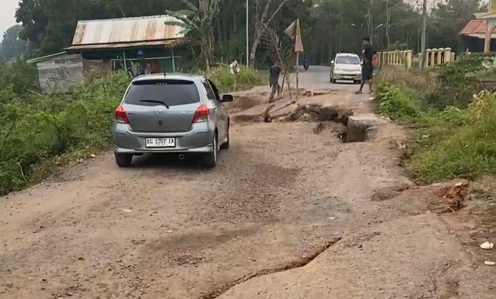 Jalan di Desa Muara Teladan Amblas, Akses Keluang–Sekayu Nyaris Putus