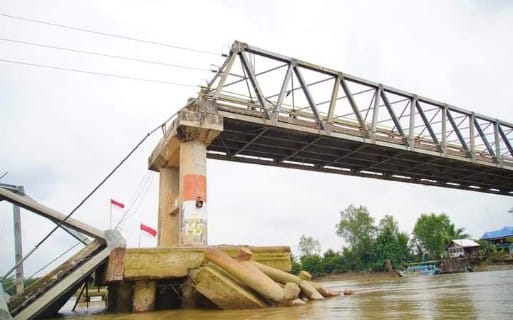 PJ Gubernur Kunjungi Jembatan Lalan yang Ambruk Ditabrak Tongkang, Ini Janji nya 