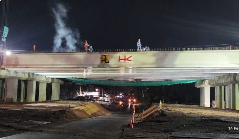 Pemasangan 14 Balok Girder Penghubung Seksi 3 dan 4 Tol Betung Jambi Rampung