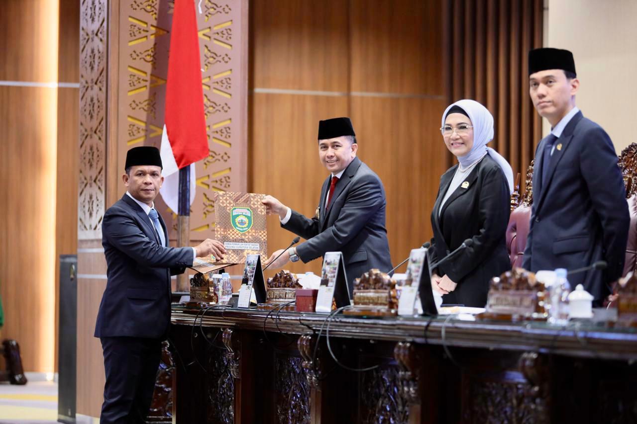 Pj Gubernur Agus Fatoni dan Ketua DPRD Sumsel Tandatangani Keputusan Bersama Persetujuan Tiga Raperda