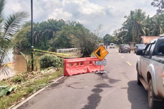 Longsor Jalinteng Sepanjang 15 Meter di Sanga Desa, Pemerintah dan Polres Muba Lakukan Penanganan Cepat