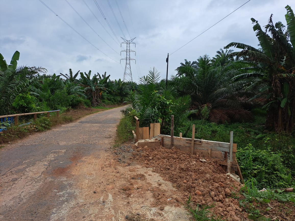 Jalan Rusak Akibat Galian Jargas, Pemdes Sumber Rejeki Sungai Lilin Terpaksa Benahi Sendiri