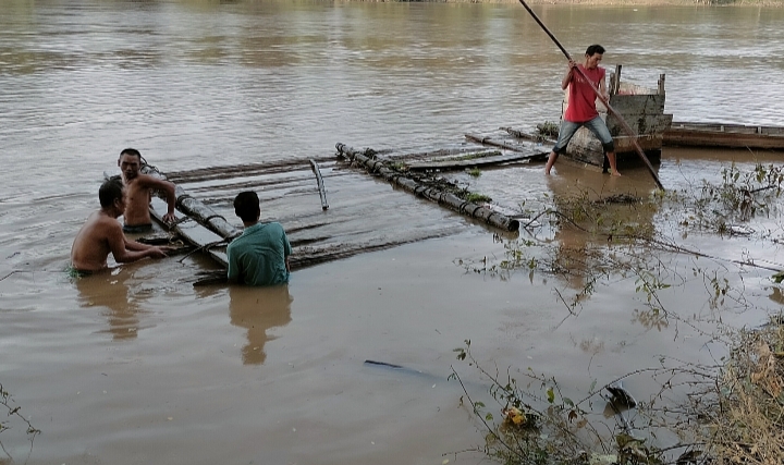 Gotong Royong Perbaiki Batang Dayo 