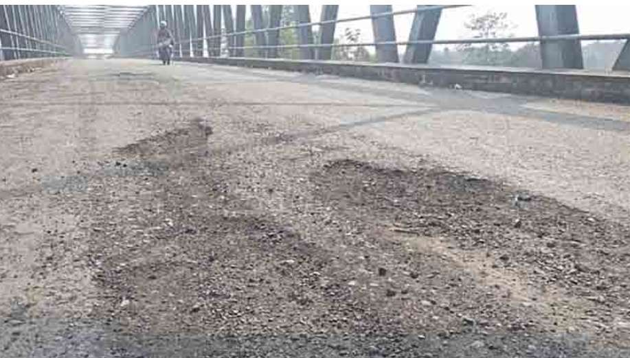 Aspal Di Atas Jembatan Muara Rawas Desa Terusan Mulai Rusak, Warga Berharap di Perbaiki