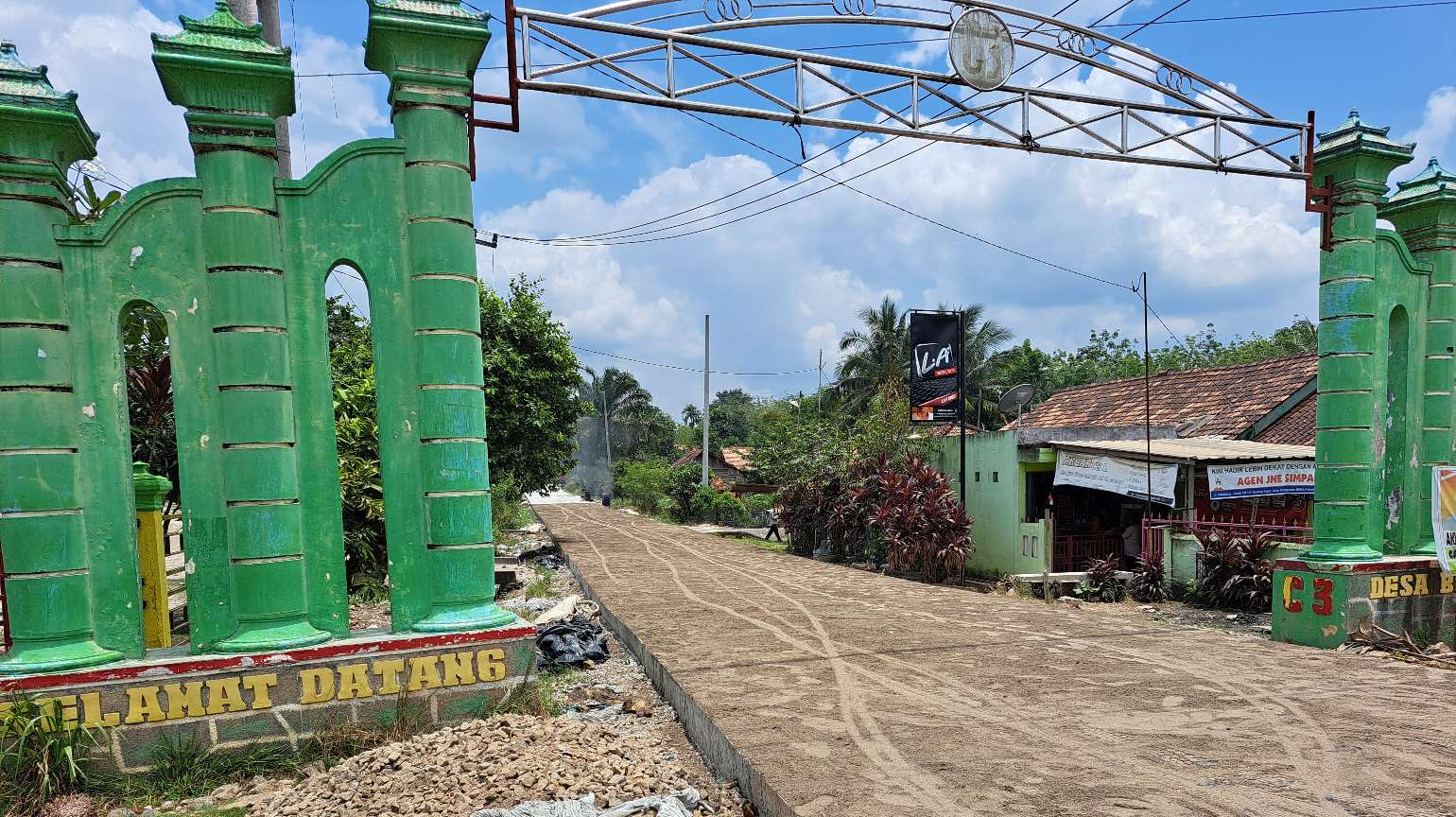Jalan Masuk Desa Bukit Jaya Sungai Lilin di Cor Beton, Warga Sambut Senang