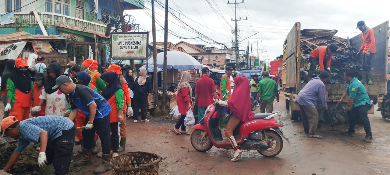 Gotong Royong Bersihkan Pasar Sungai Lilin, Camat Ajak Warga dan Pedagang Jaga Kebersihan 