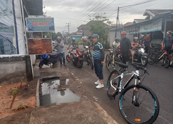 Tindak Lanjut Laporan Warga Pj Bupati Apriyadi Cek  Drainase Mampet di Jalan Merdeka Sekayu 