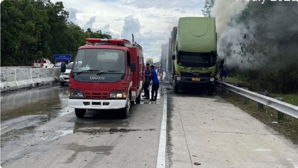 Truk Bermuatan Paket Terbakar di Tol Terpeka KM 213, Tak Ada Korban Jiwa