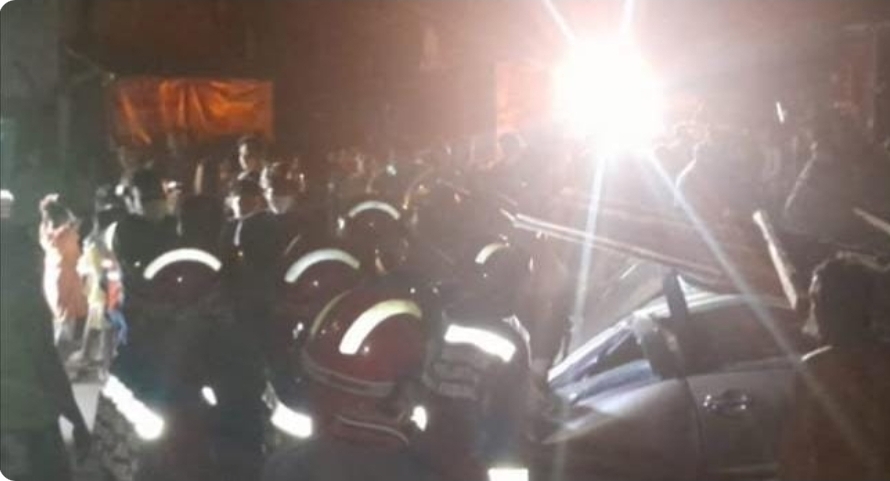 Rumah Panggung Tua Roboh di Kota Palembang, Dua Mobil Warga Tertimpa Puing