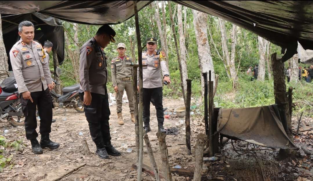 Giliran Pemilik Sumur Minyak Ilegal di Tanjung Dalam Keluang Bongkar Secara Mandiri, Disaksikan Kapolres