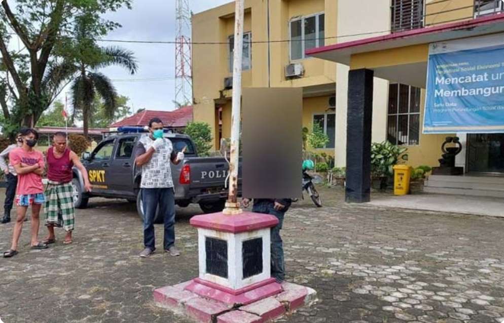 Pria Tanpa Identitas Ditemukan Tergantung di Tiang Bendera Kantor Camat