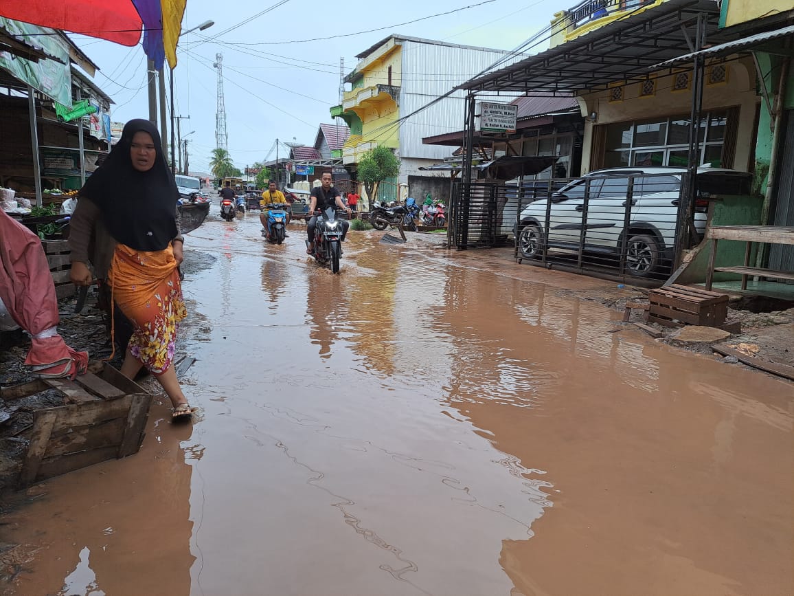 Atasi Banjir di Jalan Simpang Puskesmas, Ini Langkah Yang Diupayakan Pihak Kelurahan Sungai Lilin