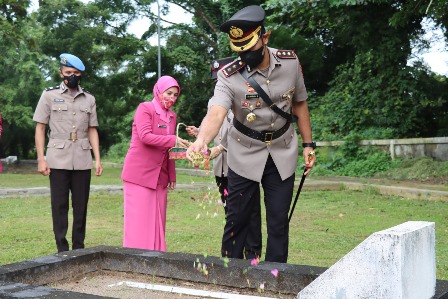 Sambut HUT Bhayangkara ke76, Polres Tabur Bunga 