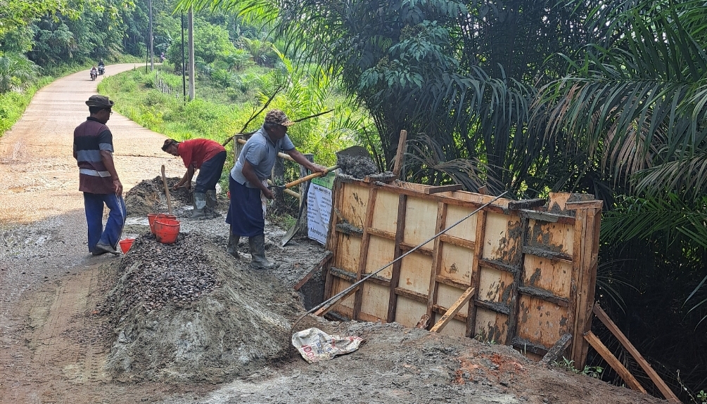 Gunakan Dana Desa, Pemdes Cinta Damai Perbaiki Oprit Jembatan di Jalan Poros Desa