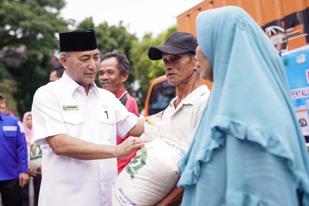 Pemkab Muba Salurkan 390 Ton Beras untuk Warga Prasejahtera di Muba