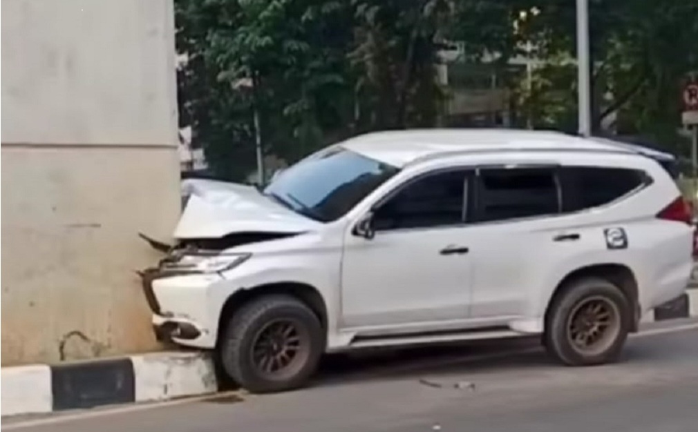 Pajero Sport Asal Yogyakarta Tabrak Tiang LTR di Kota Palembang