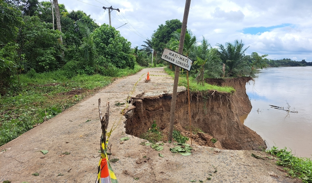 Kondisi Terkini Longsor Jalan Penghubung di Desa Karang Ringin Lawang Wetan, Warga Terpaksa Lewat Jalan Lain