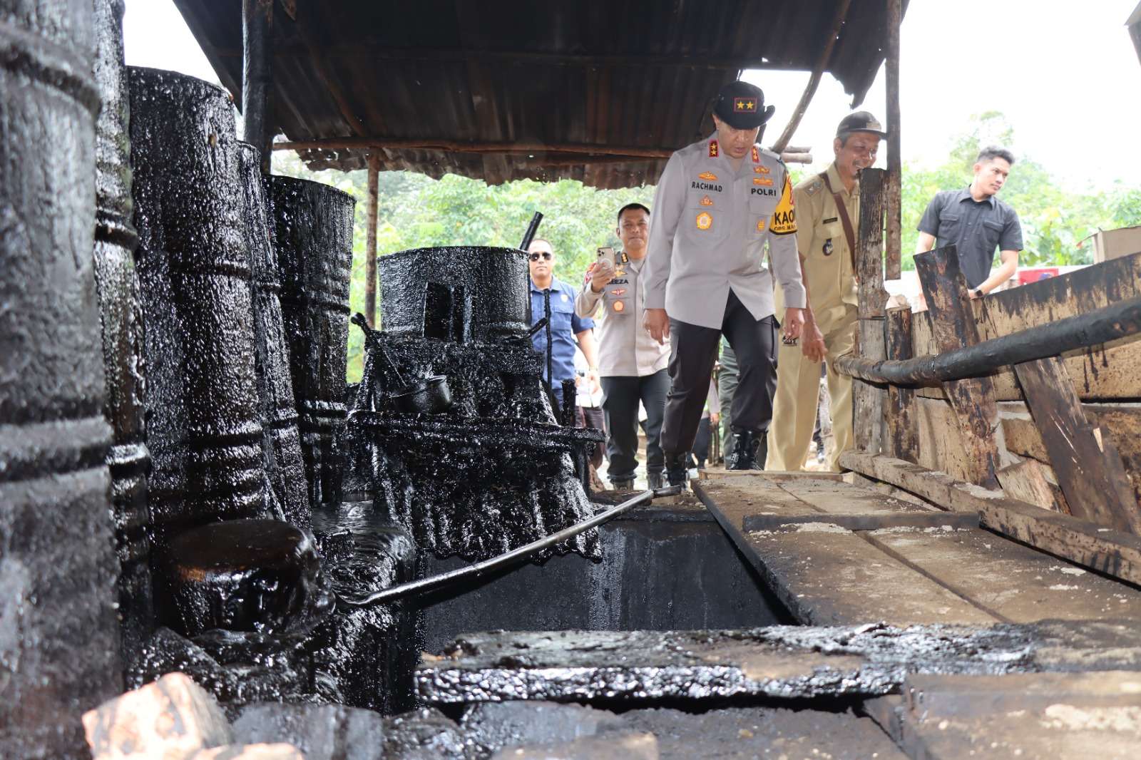 Tempat Penyulingan Minyak Illegal di Bayung Lencir Muba Ditertibkan, Kapolda Sumsel Tinjau Langsung